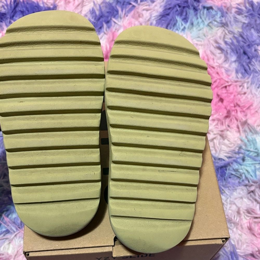 Adidas Kids YZY Slide in Light Green - Picture 5 of 9